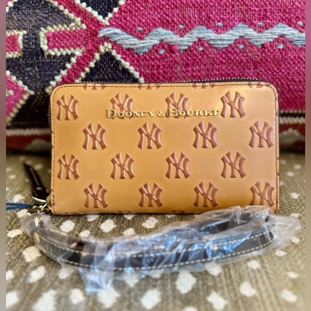 DOONEY & BOURKE New York Yankees
Brown Cognac Wristlet Clutch - NWT